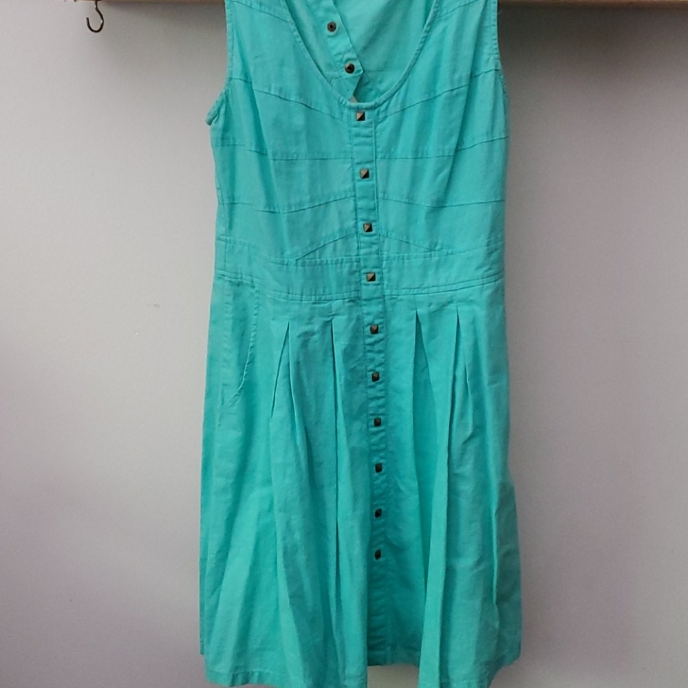 Adorable Tulle dress with distressed look buttons